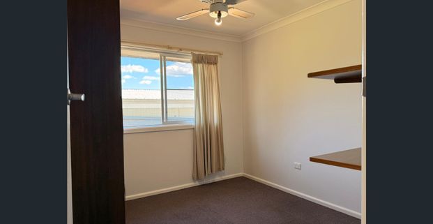 SPACIOUS FAMILY LIVING IN A PRIME PARKES LOCATION - Photo 1