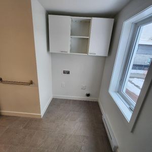 5 1/2 à Laval, rénové avec cours - Photo 2