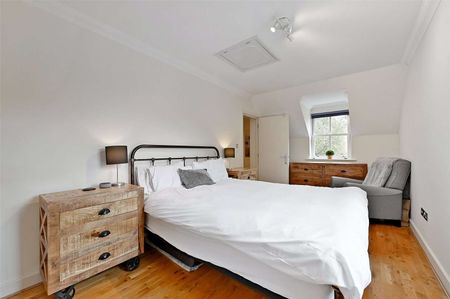 A spacious and impressive town house with ground floor rear extension in this sought after development. - Photo 3