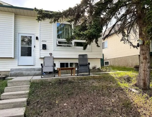 Pet Friendly 3-Bedroom Duplex in Cedarbrae - Refundable Pet Fee | Calgary - Photo 1