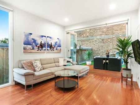 Contemporary dual level home in idyllic lifestyle setting - Photo 4