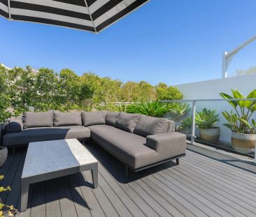 Architecturally Designed Luxury Residence in the Heart of Queens Park - Photo 1