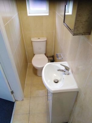 1 bedroom in a flat share to rent - Photo 1