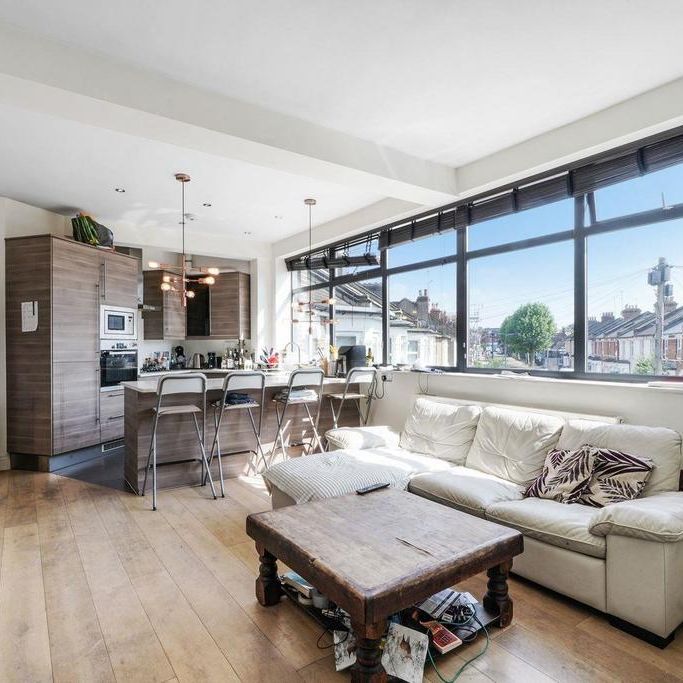 4 bedroom flat to rent - Photo 1