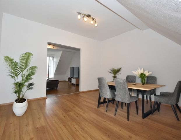 In perfekter, zentraler Lage in Friesoythe wohnen! Top-gepflegte Dachgeschosswohnung mit Einbauküche und Südbalkon - Photo 1