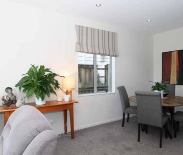 5 bedroom in Flat Bush - Photo 2