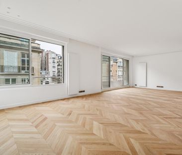 Location Appartement 5 pièces 176m² PARIS 16ème - Photo 4