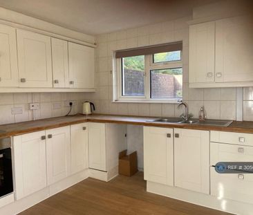 3 bedroom end of terrace house to rent - Photo 2