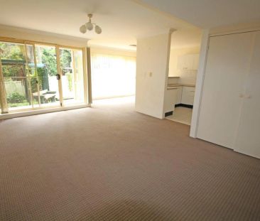 SPACIOUS 3 BEDROOM SPLIT LEVEL VILLA WITH LOCK UP GARAGE - Photo 2