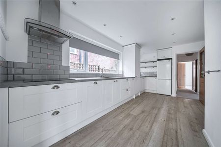 A charming and Spacious two-bedroom bungalow in a quiet, residential setting - Photo 5