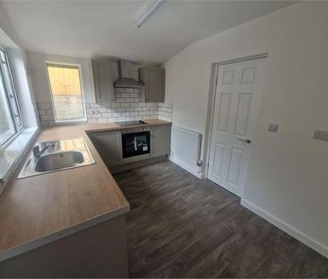 2 bedroom end of terrace house to rent - Photo 5