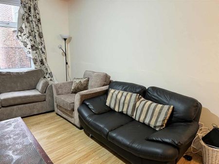3 bedroom flat to rent - Photo 3