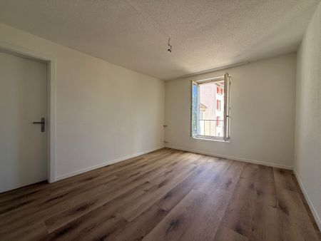 Renovated 4-room apartment near the train station - Photo 2