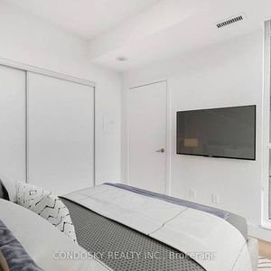 Burnhamthorpe/Confederation Beautifully Renovated 1Bdrm Modern Elegan - Photo 2