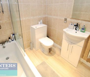 2 bedroom Flat To Let - Photo 1