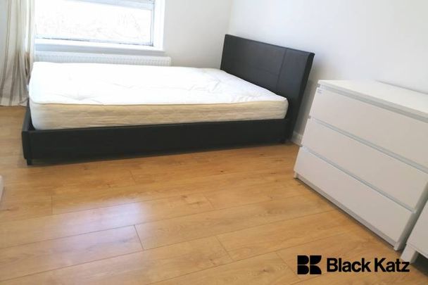 Spacious and bright three bedroom flat in a small purpose built block - Photo 1