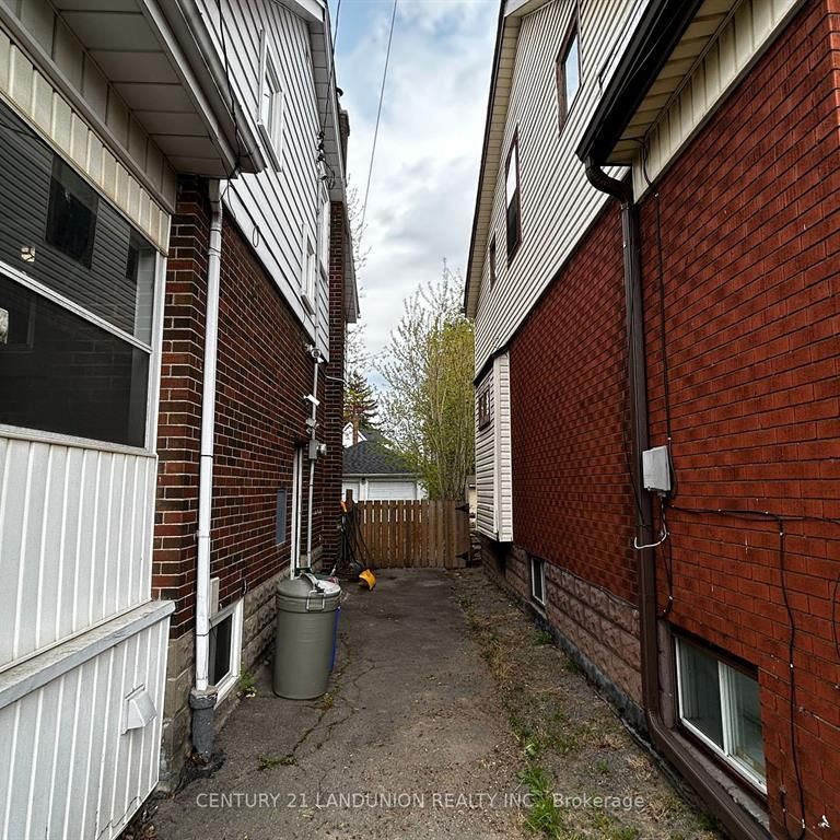 For Lease - 46 Arnold Street Unit# 2ND RM 3, Hamilton, Ontario - Photo 1