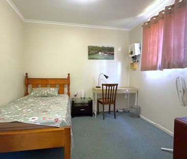 Furnished Room in Spacious, Renovated Share Home - Photo 2