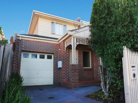 TOWNHOUSE CLOSE TO PRESTON - Photo 2
