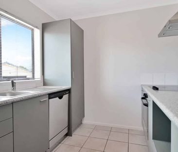 Spacious Three Bedroom in Birkdale - Photo 3