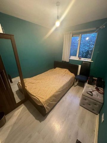 Room in a Shared House, Goddards Way, IG1 - Photo 4