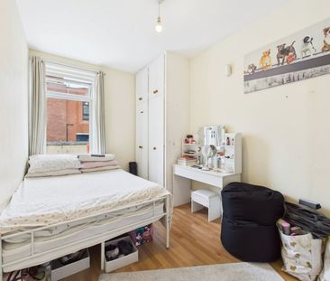 2 bedroom Flat in Victoria Road, Hampshire - Photo 2
