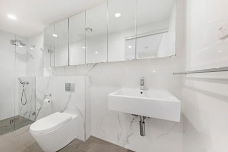 Penthouse-Style Apartment Minutes' To Trains - Photo 2