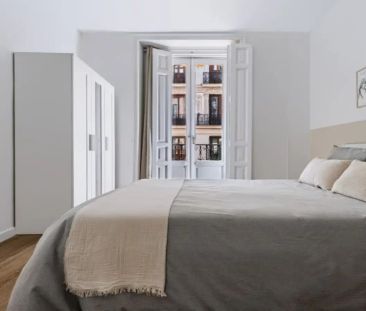 Room in a shared 10-bedroom apartment for rent in Sol. - Photo 6