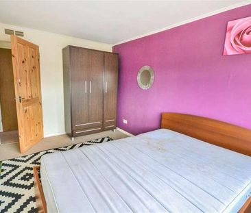 Farnham Gardens, Raynes, SW20 - Photo 1