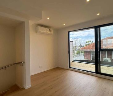 Three bedroom Henderson - Photo 5