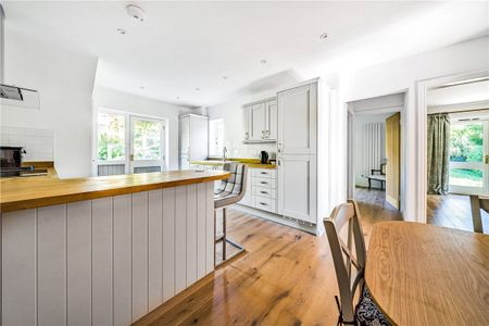 A recently renovated detached 3 bedroom, 2 bathroom house in a peaceful setting behind a gated entrance in Larkhall. Recently refurbished to a high standard, this is a great family home. - Photo 5