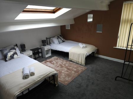 5 Bed Semi-Detached House, Richmond Mount, LS6 - Photo 2