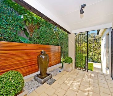 Spacious & Stylish Parkfront Family Home With Garden & Double Parking! - Photo 2