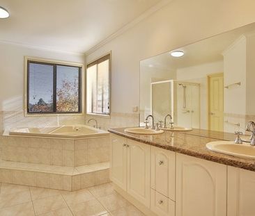 Large Well Maintained Family Home - Photo 6