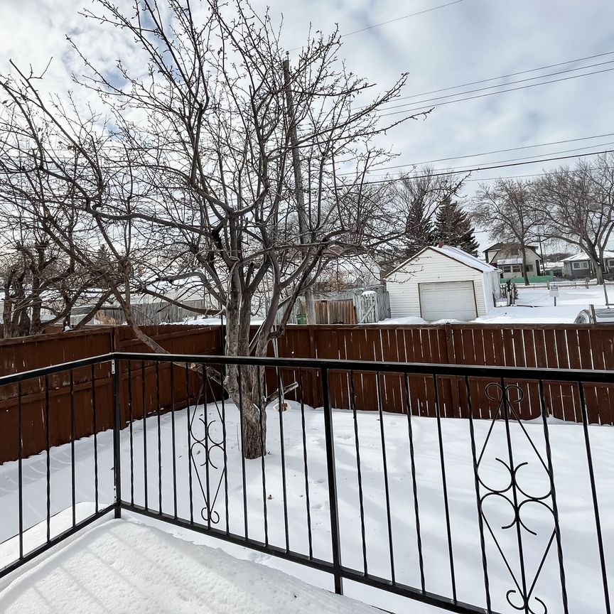 Renovated 3 Bed Home With Finished Basement Move In Early & Pay No Prorated Rent - Photo 1