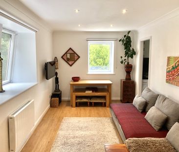 Quiet modern unfurnished one bedroom top floor flat to let – ideall... - Photo 2