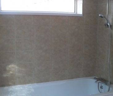 Large 4 Bedroom Student House close to the University - Photo 3