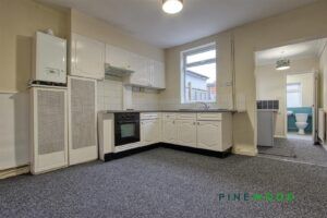 3 BEDROOM House - End Terrace - Photo 2