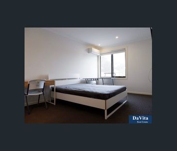 FULLY FURNISHED Master Bedroom, PERFECT FOR STUDENTS! - Photo 4