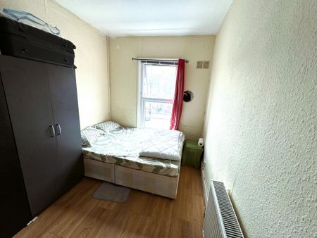 3 bedroom flat to rent - Photo 2