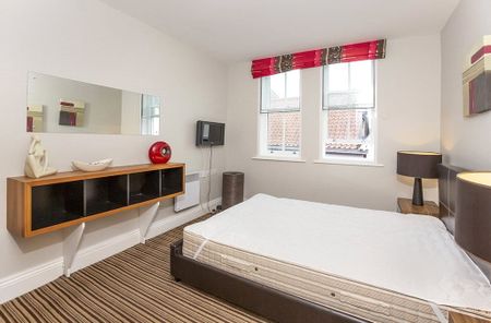 Luxurious and spacious 1 bedroom furnished apartment in the heart of York City Centre with stunning views of York Minster - Photo 4
