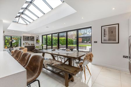 A beautifully presented six bedroom family home, benefiting from bright and expansive interiors. - Photo 5