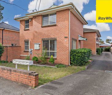 MODERN TOWNHOUSE IN A SMALL COMPLEX - Photo 4