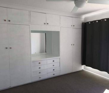 Three bedroom home in great location - Photo 6