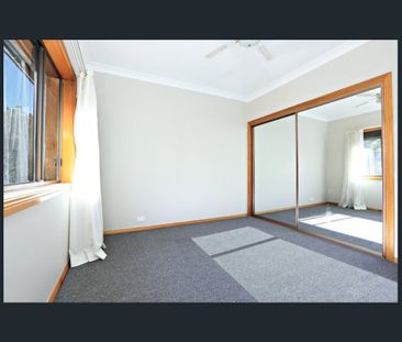 Light-Filled Apartment Offering Comfort and Convenience - Photo 5