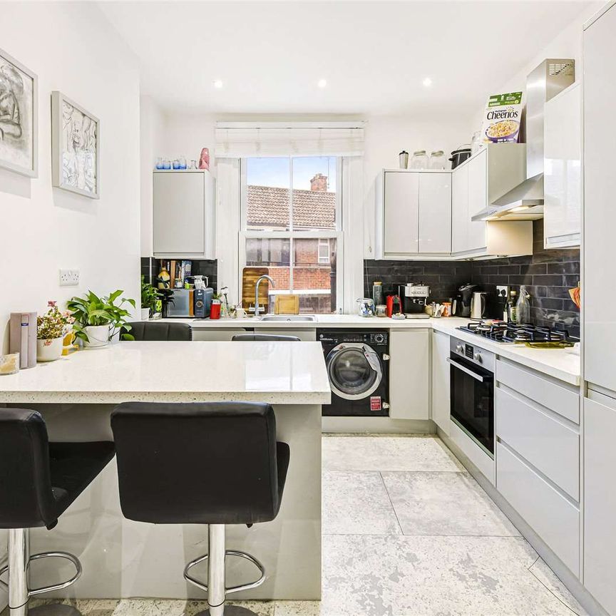 A well presented three bedroom apartment close to Battersea Park. - Photo 1