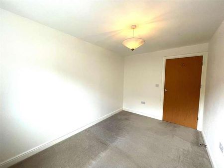 Coombe Way, Farnborough, GU14 - Photo 4