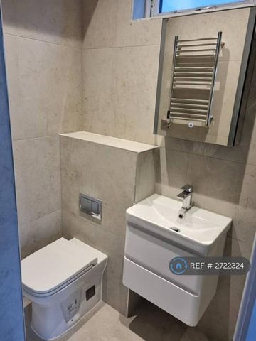 1 bedroom in a flat share to rent - Photo 5