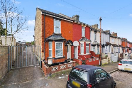 3 bedroom end of terrace house to rent - Photo 5