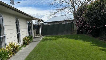 Cozy Three-Bedroom Family Home - Photo 2